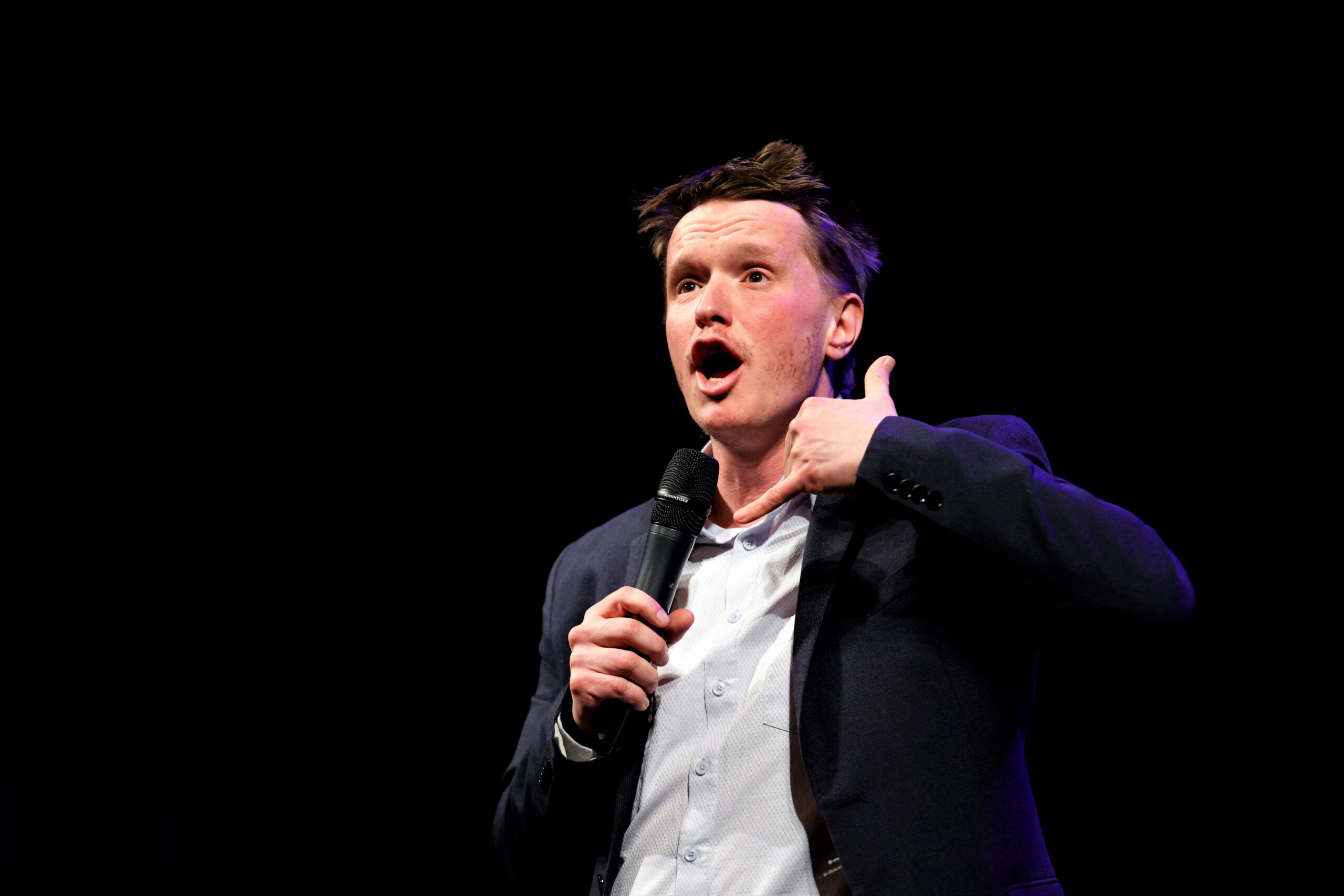 /app/uploads/2025/10/Mediadom-Stand-up-vecer-11-12-2021-gledalisce-Tartini-Foto-Jadran-Rusjan-20-scaled.jpg